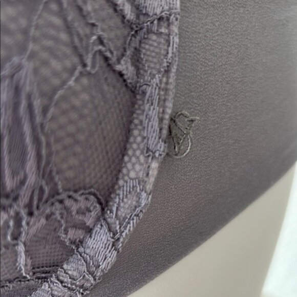 Victoria's Secret Gray Lace Underwire Bra with Scalloped Edges - Picture 2 of 6